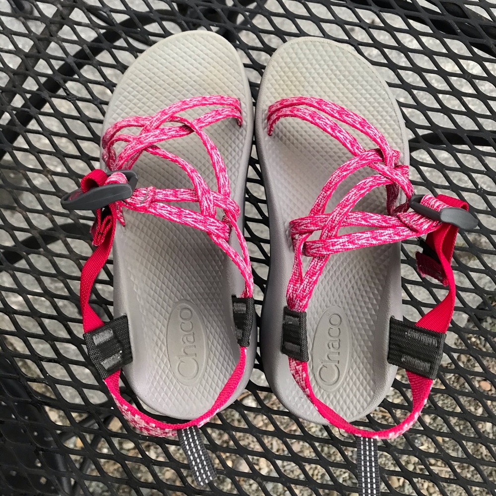 Girls size 4 or women’s size 6 Chacos